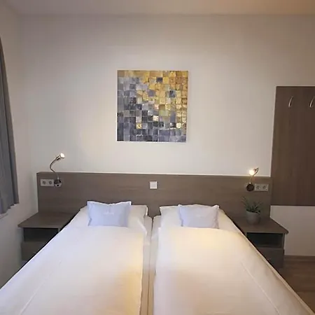 Gaestehaus Zur Sonne Alojamento de Acomodação e Pequeno-almoço Bad Wimpfen