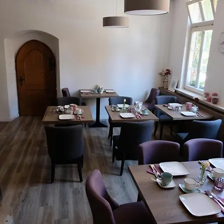 לינה וארוחת בוקר Gaestehaus Zur Sonne 3*